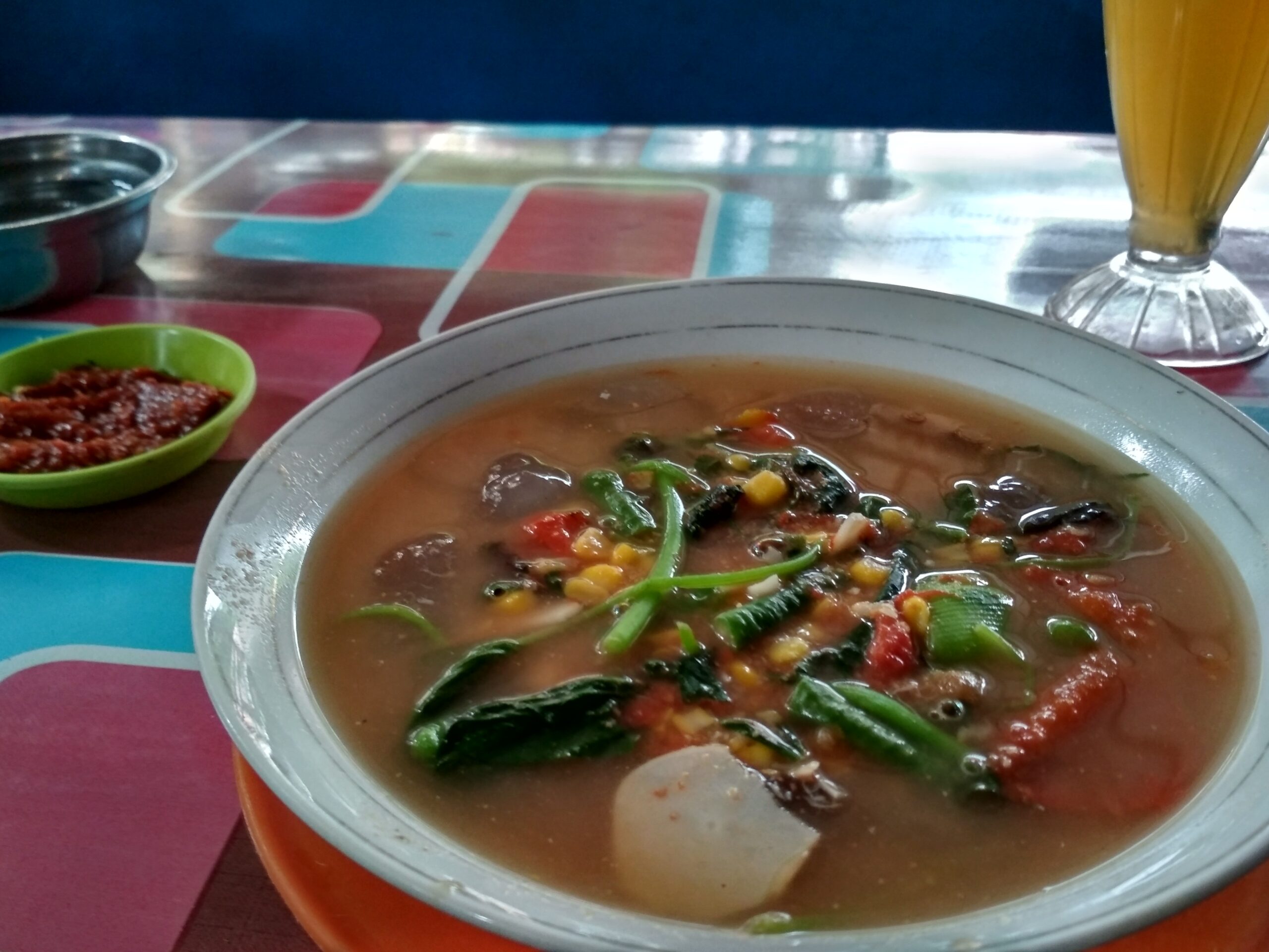 Kenyang Tanpa Nasi: Kapurung Lesehan Lela